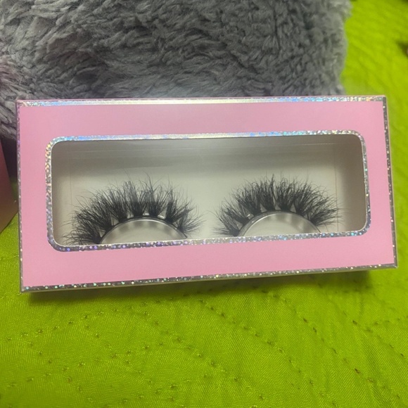 Chill Lashes - Picture 3 of 3